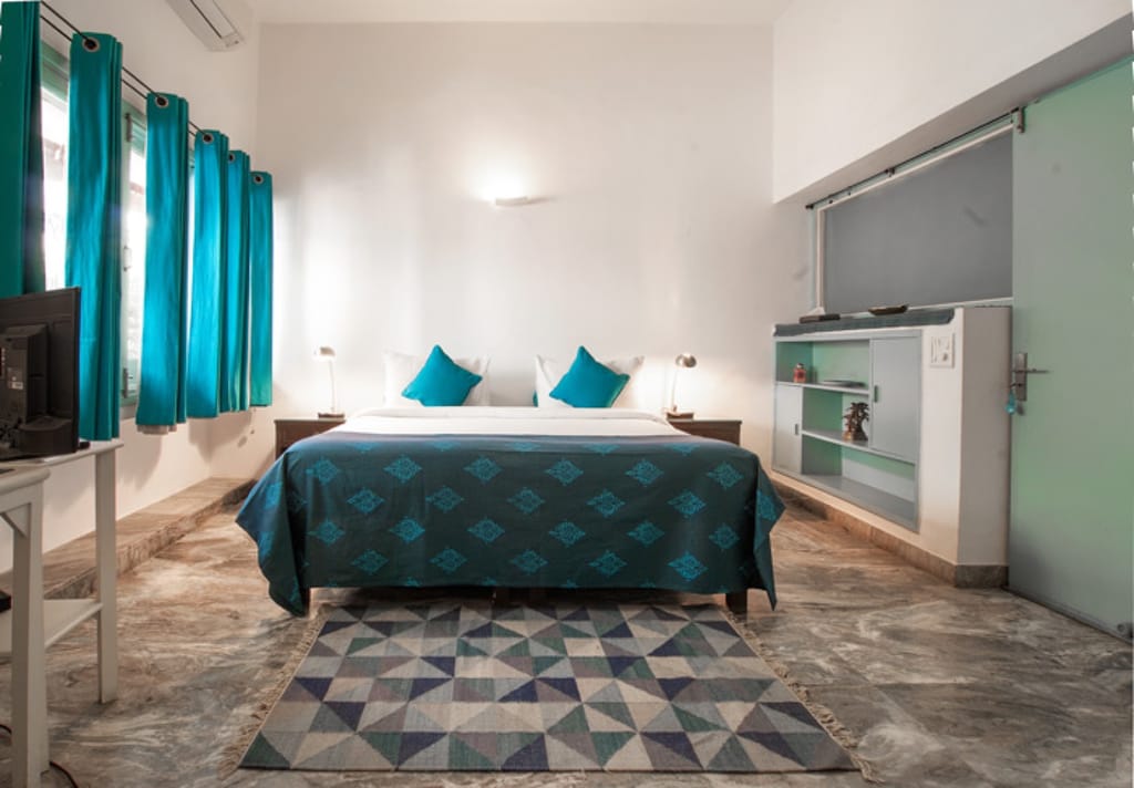 Hampi room in teal and white with patterned rug, Haveli Hauz Khas, New Delhi