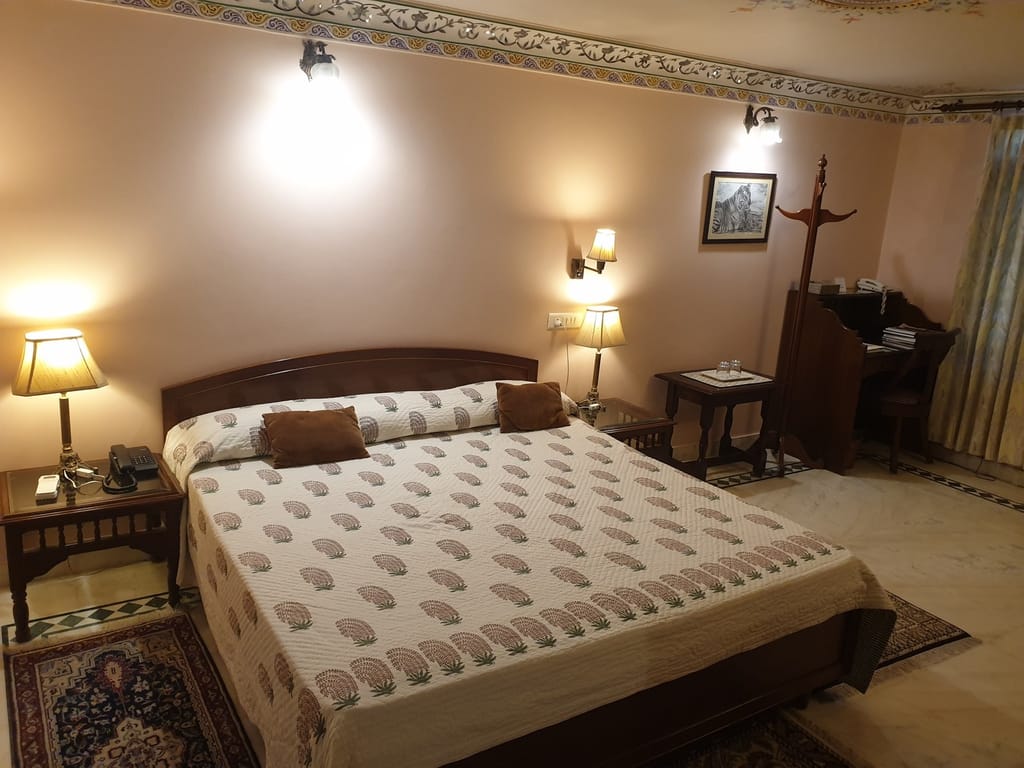 Double room with block-printed bedspread, Jas Vilas, Jaipur