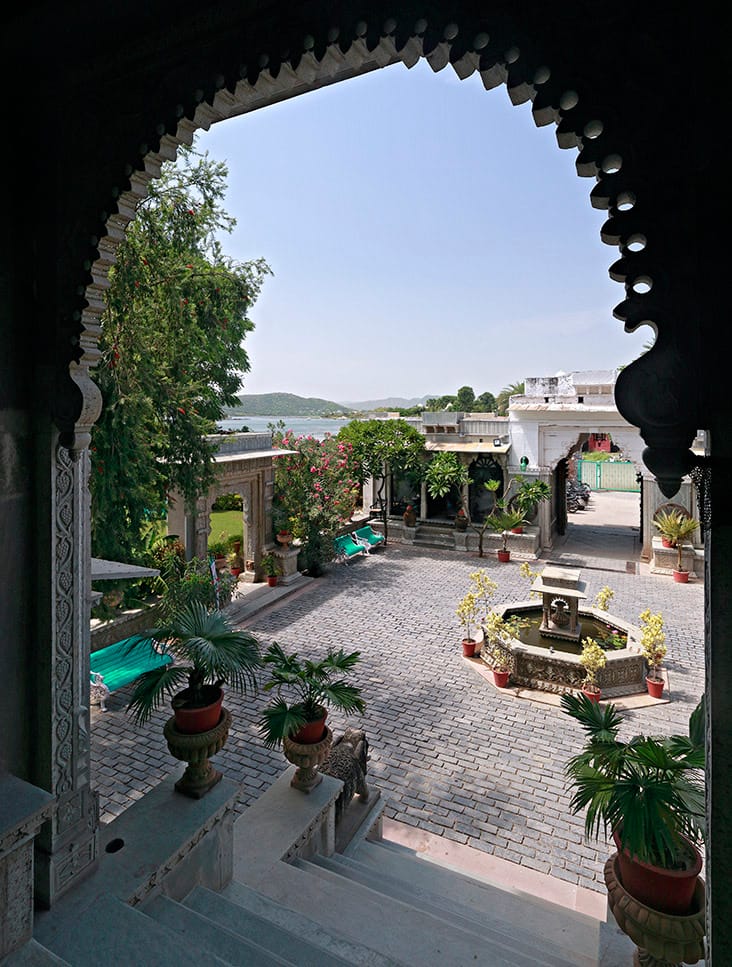 Scalloped arch framing the fountain courtyard