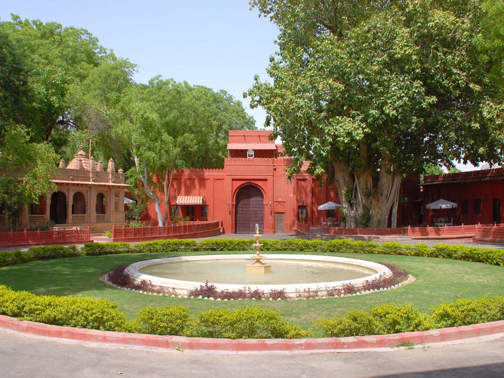 Fountain and lawn in Mandir Chowk