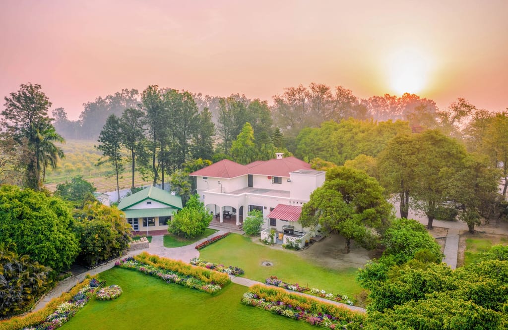 Villa and lawns at Citrus County, Hoshiarpur