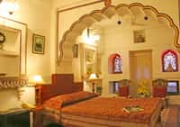 Heritage suite under a scalloped arch