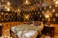 Dark room with mirrored ceiling and gold motifs