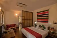 Deluxe room with woven wall hanging