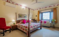 Four-poster bed in a Deluxe Room, Dera Rawatsar, Jaipur