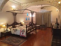 Four-poster bedroom with hand-painted ceiling border, Jas Vilas, Jaipur