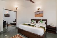 Deluxe room with king bed, wildlife art and adjoining sitting room, Soulacia Hotel & Resort, Kanha