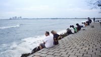 Fort Kochi seafront promenade near the hotel, people watching the harbour
