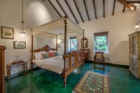 Quarto Verde bedroom on green oxide floor