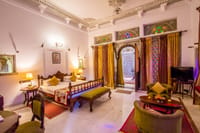 Heritage suite with daybed and gilt cornice
