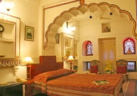 Heritage suite under a scalloped arch