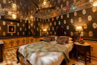 Dark room with mirrored ceiling and gold motifs