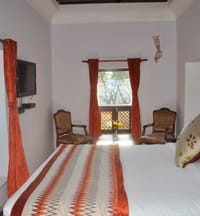 Suite bedroom with red curtains