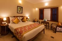 Regal room with framed prints