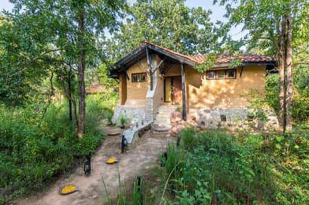The path to a bungalow at Kanha Earth Lodge