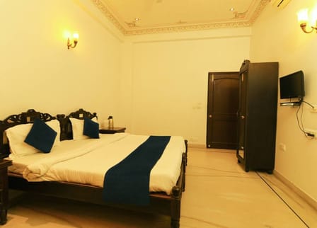 Haveli Deluxe with Gokhara — Boheda Palace