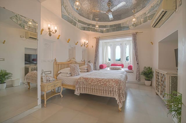 Jagat Suite (Lake Facing)