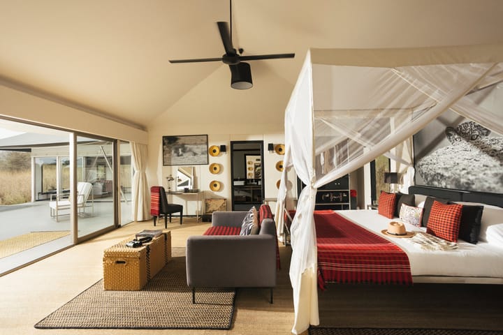 The bed in the Royal Suite (Panthera), opening onto the wilderness