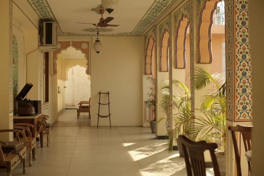 A courtyard room at Kothi Pushkar