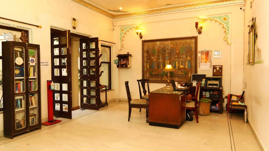Lobby corner with writing desk and mural wall