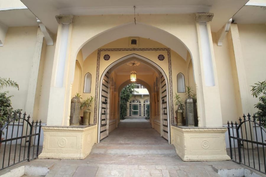 The arched entrance passage at Khatu Haveli, Jaipur