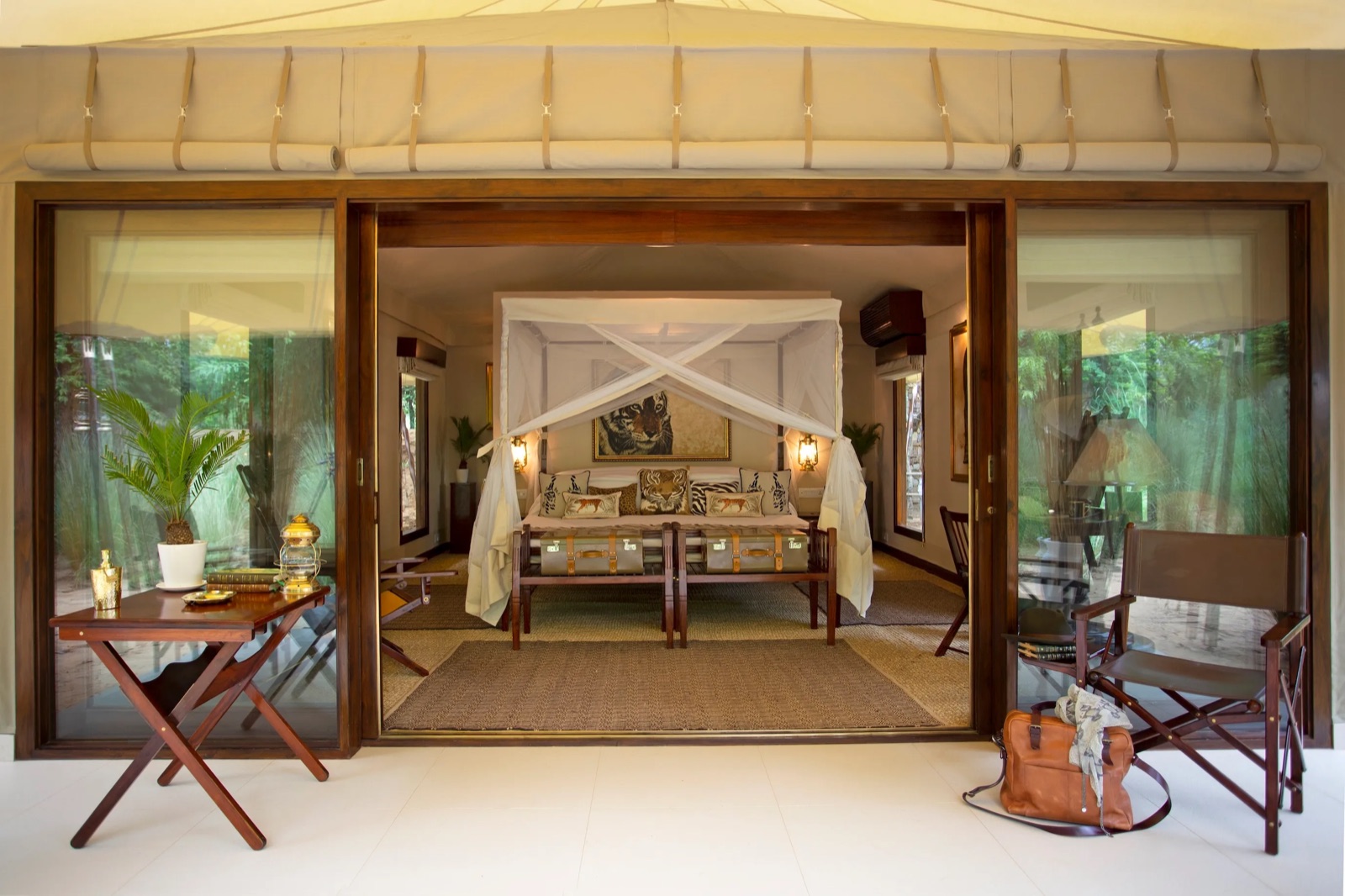 Four-poster bed opening onto the wilderness